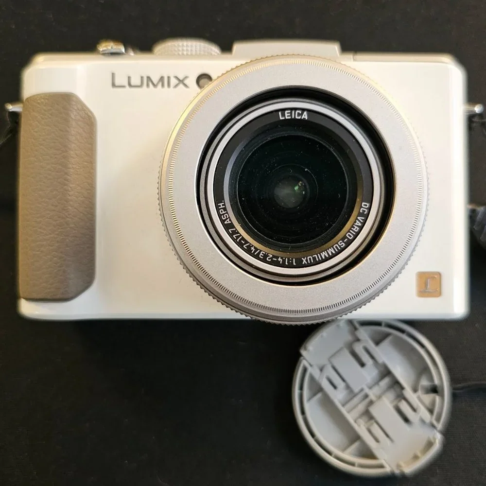 Panasonic Lumix DMC-LX7, EUC, incl. OEM leather Panasonic case, strap, SD card
